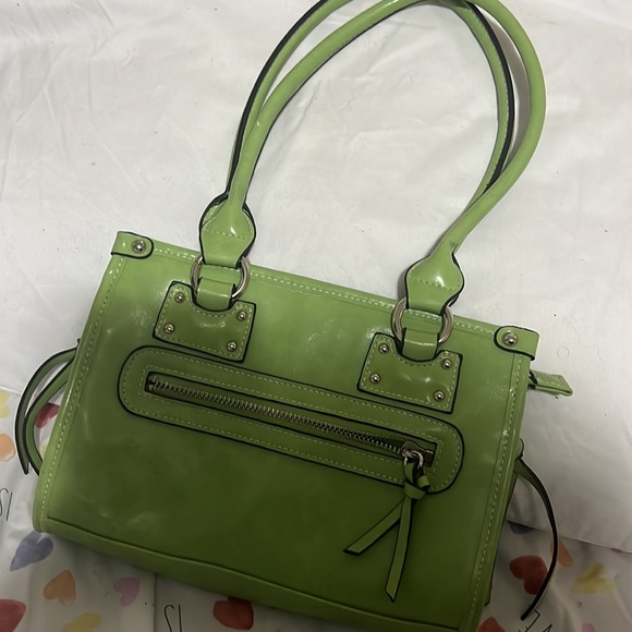 Es pequeña color verde muy bonita para combinar si está interesado cómpralo - Picture 17 of 17